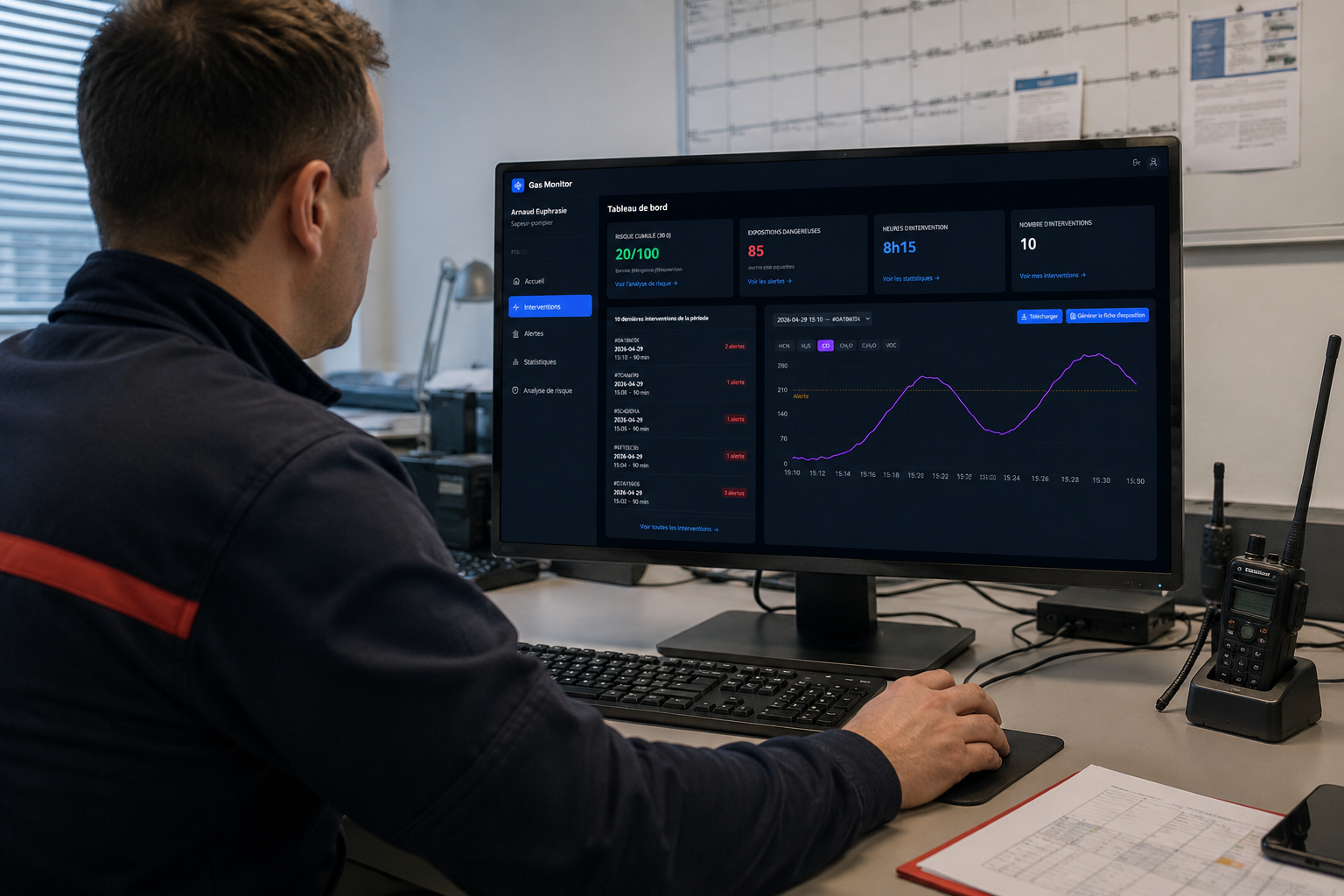 Agent consultant la Suite logicielle au poste
